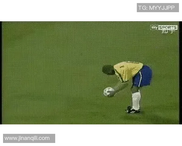 足球巨星化身路人街头探险揭秘真实生活趣事